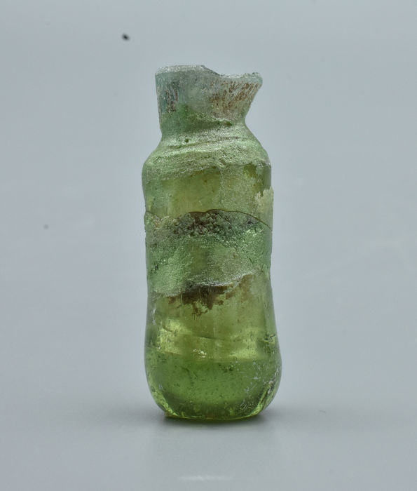 la storia del vetro, una bottiglia in vetro antica degli inizi del Medioevo