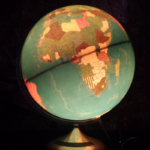 globo terrestre luminoso vintage modernariato anni 50 base in legno e ottone