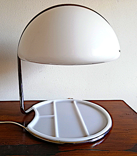 lampada da tavolo Massoni per Guzzini modello Conchiglia